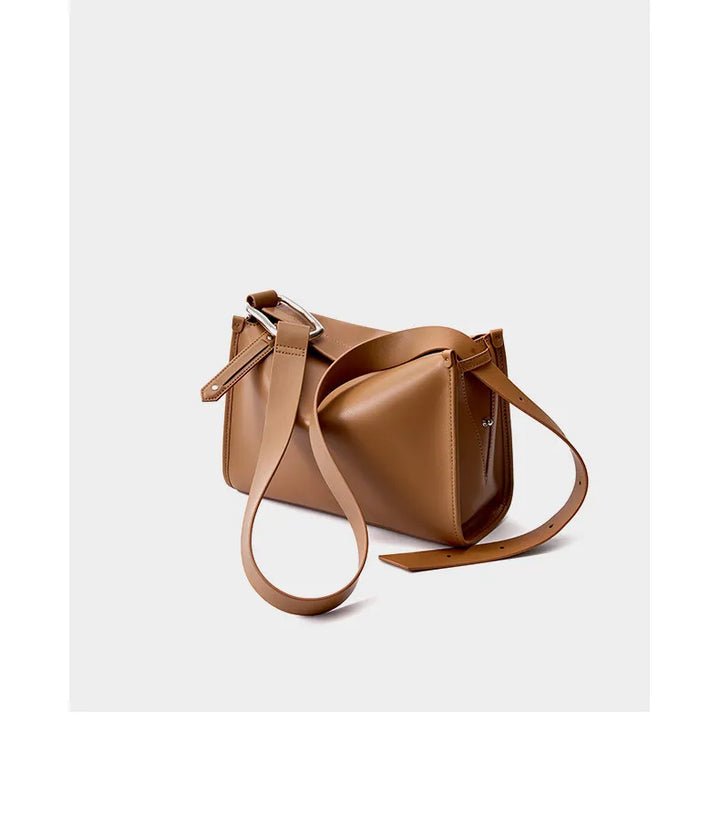 Sac bandoulière tendance pour femme en cuir lisse, couleur camel, fermeture éclair.