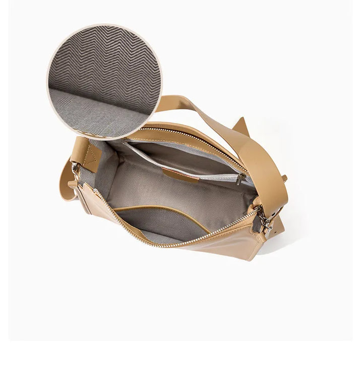 Sac en cuir beige polyvalent, chic et pratique, avec fine bandoulière ajustable.