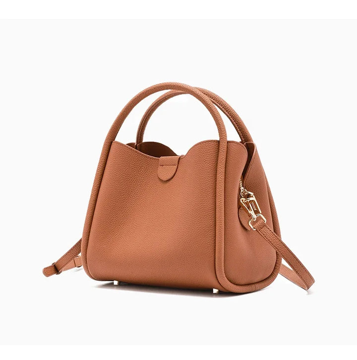Sac bandoulière femme en cuir élégant, idéal pour un look chic et pratique au quotidien.
