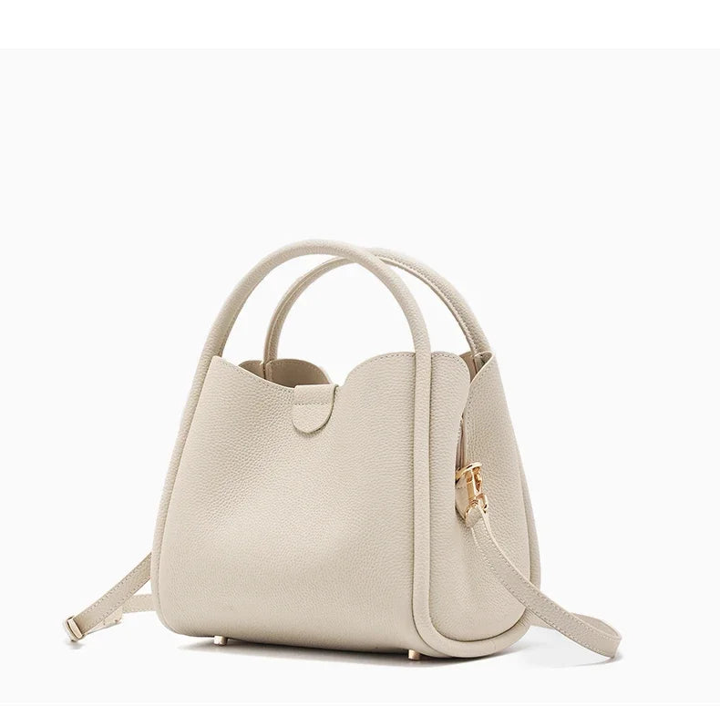 Pratique sac bandoulière en cuir noir, élégant et idéal pour transporter vos essentiels féminins.