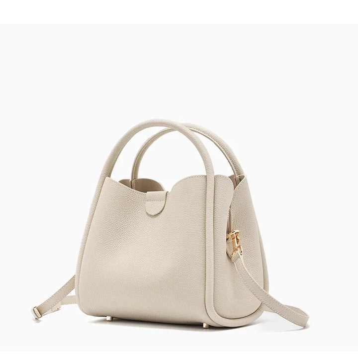 Pratique sac bandoulière en cuir noir, élégant et idéal pour transporter vos essentiels féminins.