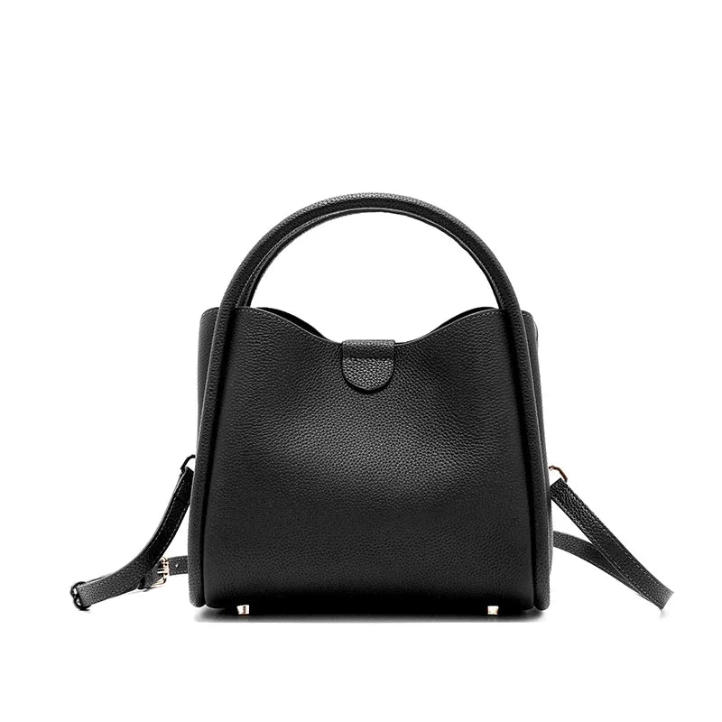 Sac bandoulière en cuir de qualité pour femme, chic et durable, disponible en plusieurs teintes.