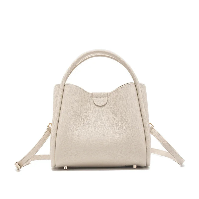 Sac bandoulière femme en cuir camel ou gris, chic et pratique, parfait pour compléter votre tenue.