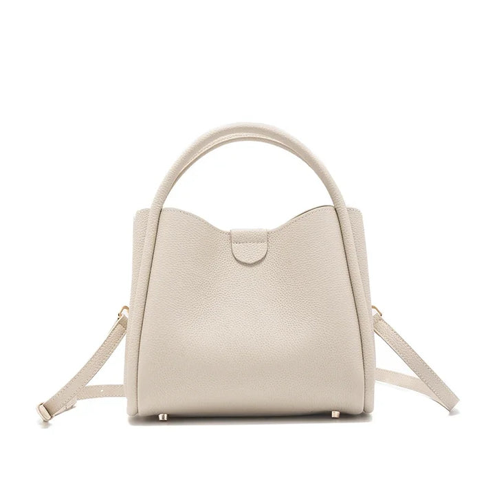 Sac bandoulière femme en cuir camel ou gris, chic et pratique, parfait pour compléter votre tenue.