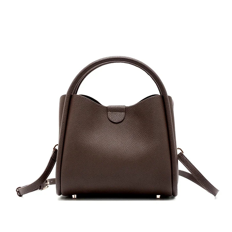 Sac à bandoulière chic en cuir pour femmes, alliant mode, élégance et praticité, toutes couleurs.