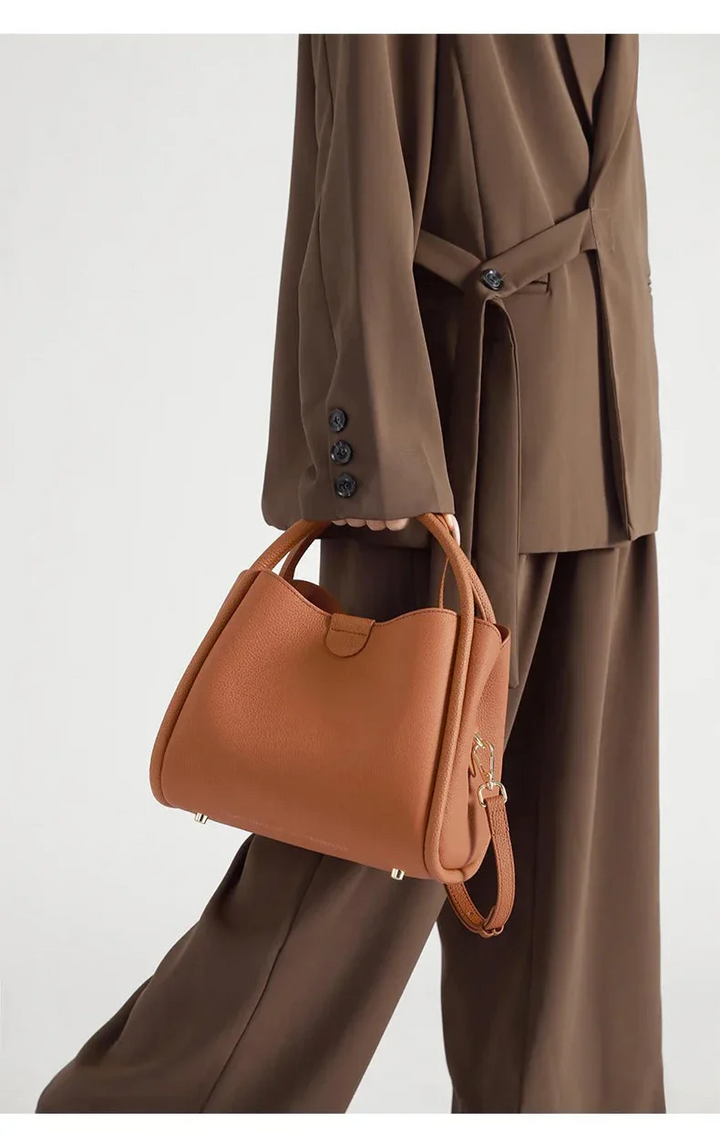 Sac bandoulière camel en cuir véritable pour femme, mode et pratique, parfait pour toute occasion.