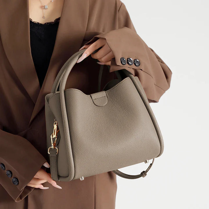 Sac à bandoulière gris en cuir, un accessoire chic et élégant pour femme, très pratique.