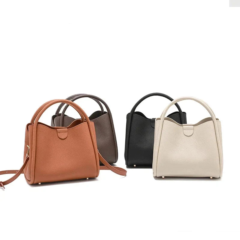 Élégant sac bandoulière noir en cuir pour femmes, chic et pratique, un essentiel de mode.