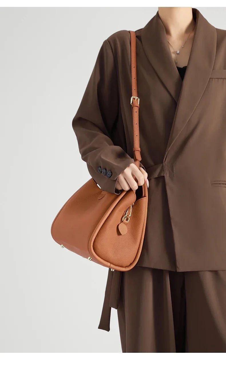 Sac bandoulière écru en cuir, élégant et chic, idéal pour les femmes à la mode.