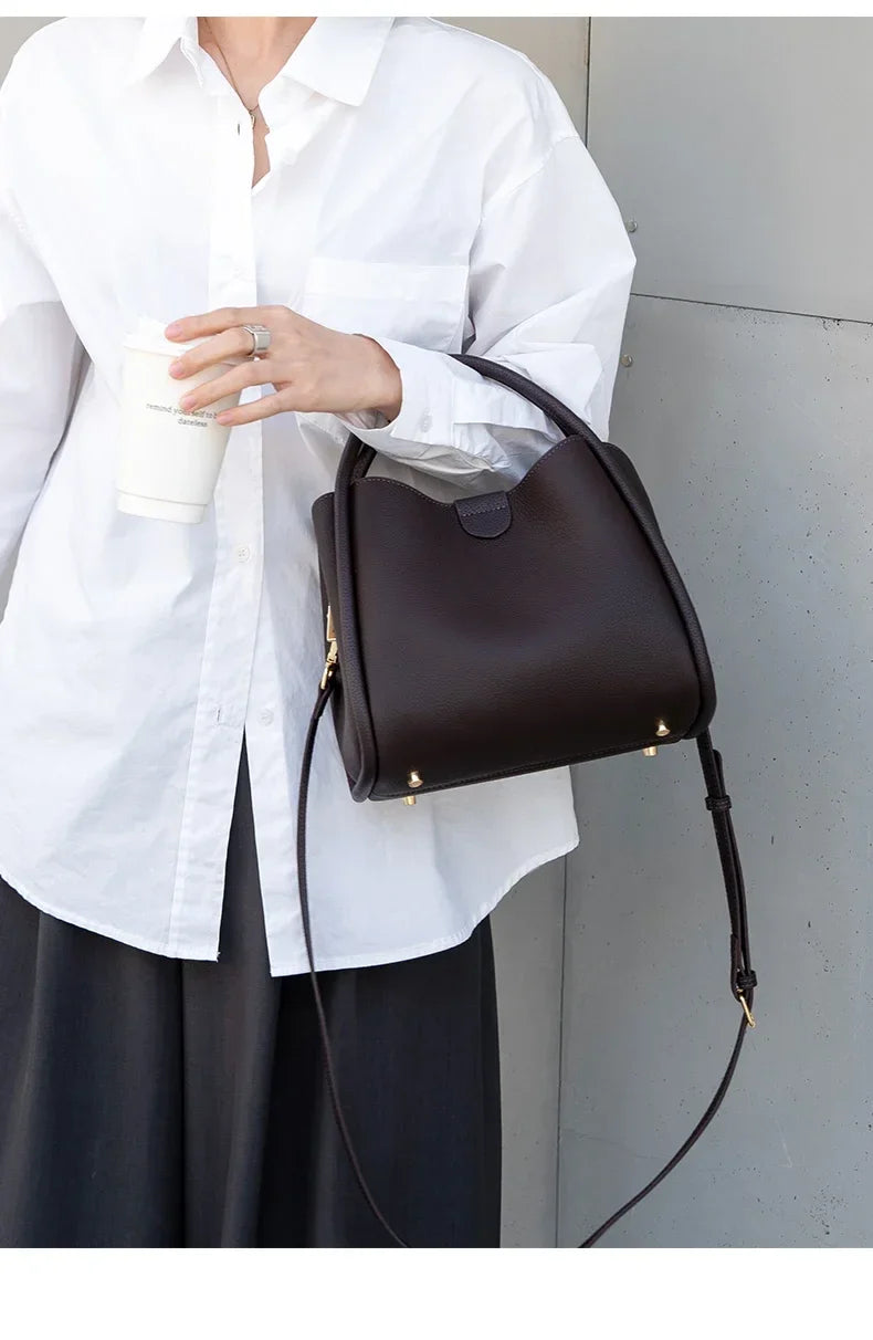 Sac en cuir pour femme, coloris gris chic, avec bandoulière pratique, pour un style impeccable.