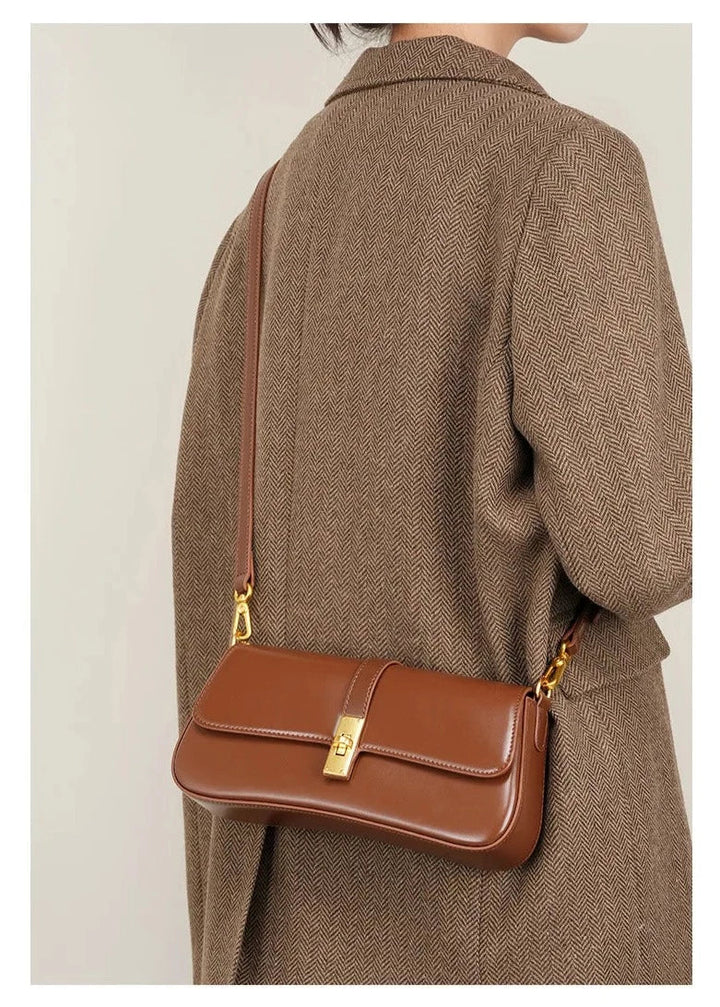 Sac femme en cuir véritable marron, chic et durable, accessoire mode essentiel.