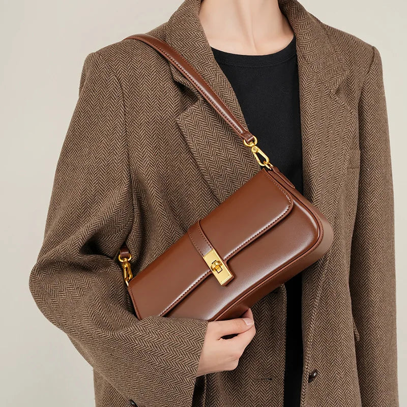 Sac bandoulière cuir marron pour femme, idéal pour un porté épaule confortable et élégant.
