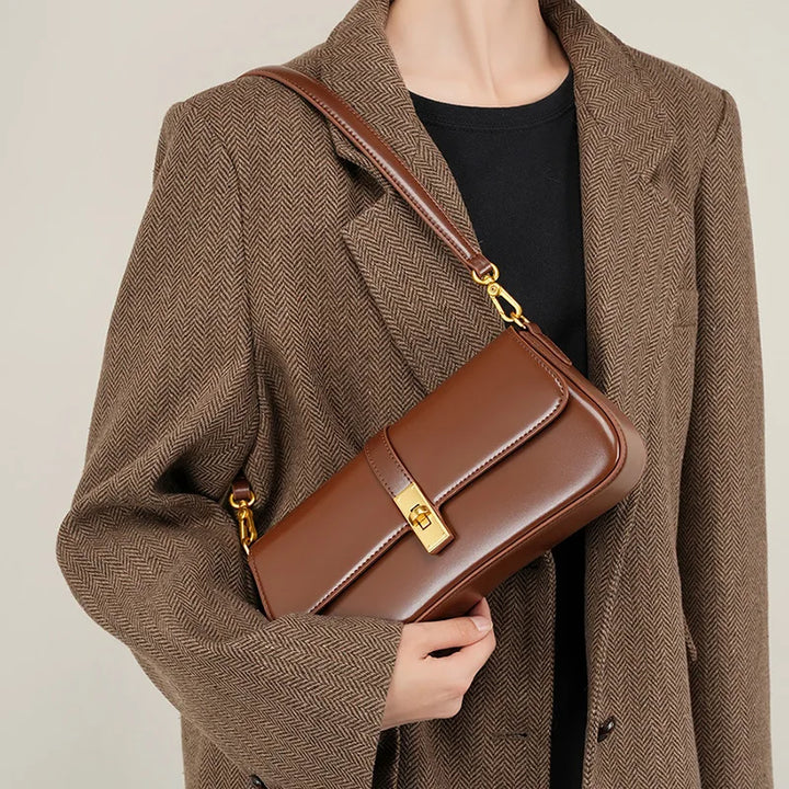 Sac bandoulière cuir marron pour femme, idéal pour un porté épaule confortable et élégant.