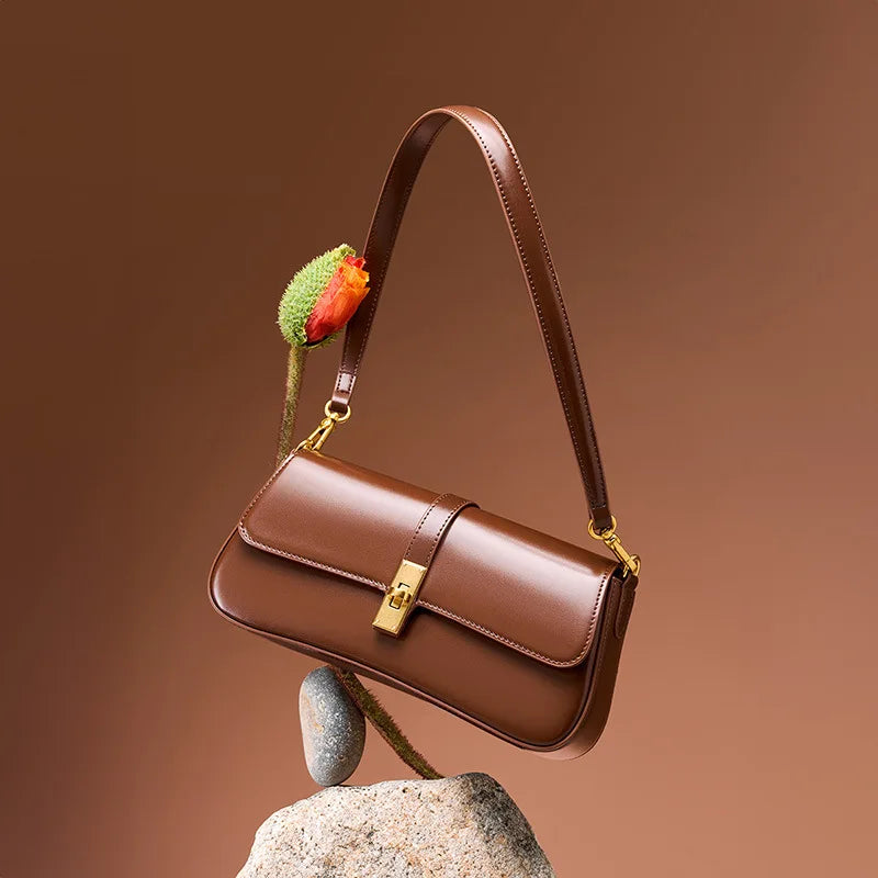 Sac bandoulière élégant en cuir marron texturé pour femme, un accessoire de maroquinerie chic.