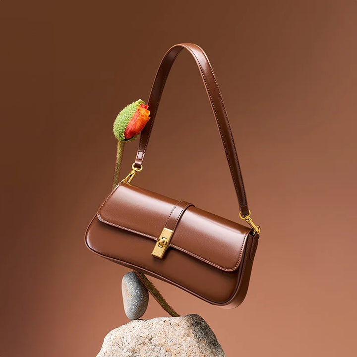 Sac bandoulière élégant en cuir marron texturé pour femme, un accessoire de maroquinerie chic.