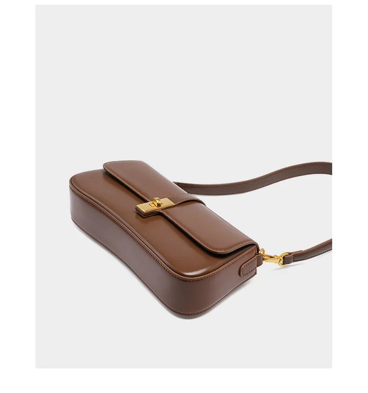Maroquinerie de qualité: sac bandoulière femme en cuir marron, un choix élégant et durable.