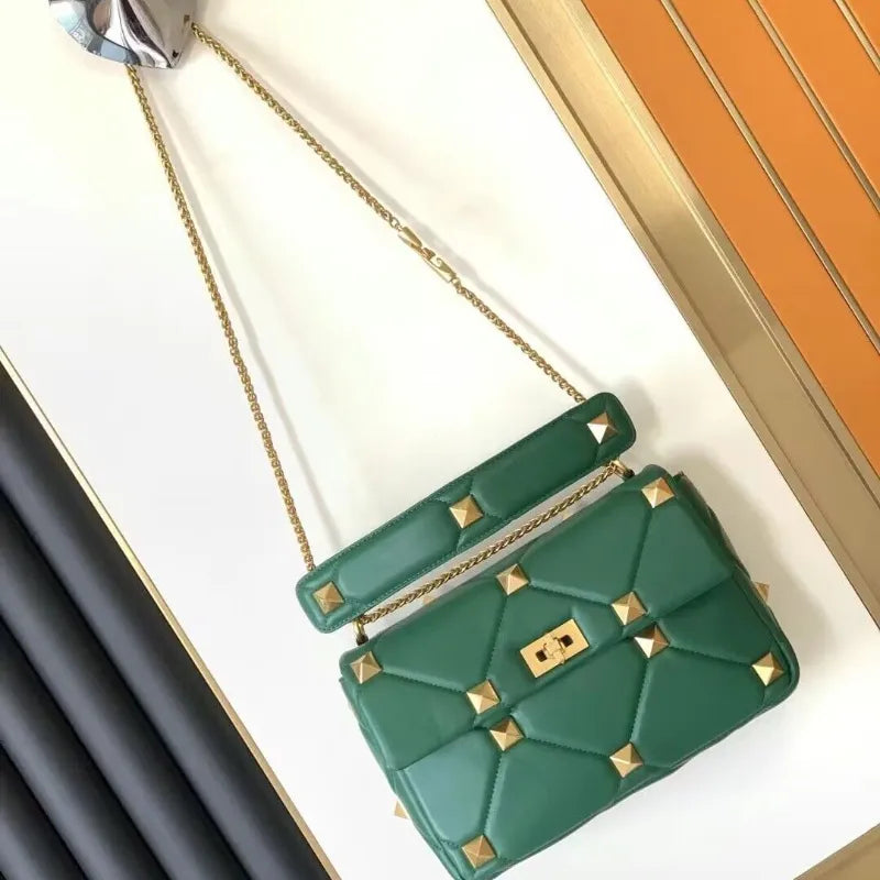 Sac bandoulière femme en cuir noir, clous argentés, chaîne amovible, élégant et tendance