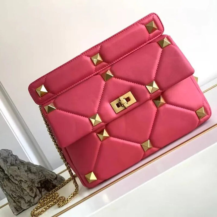 Accessoire de mode: sac bandoulière en cuir marron avec clous et chaîne élégante