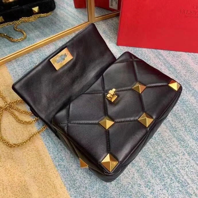 Sac à main bandoulière femme en cuir marron, riche en détails, clous et chaîne élégante