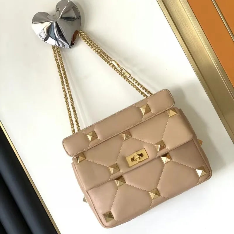 Sac à main bandoulière en cuir vert foncé, design clouté, avec anse chaîne amovible