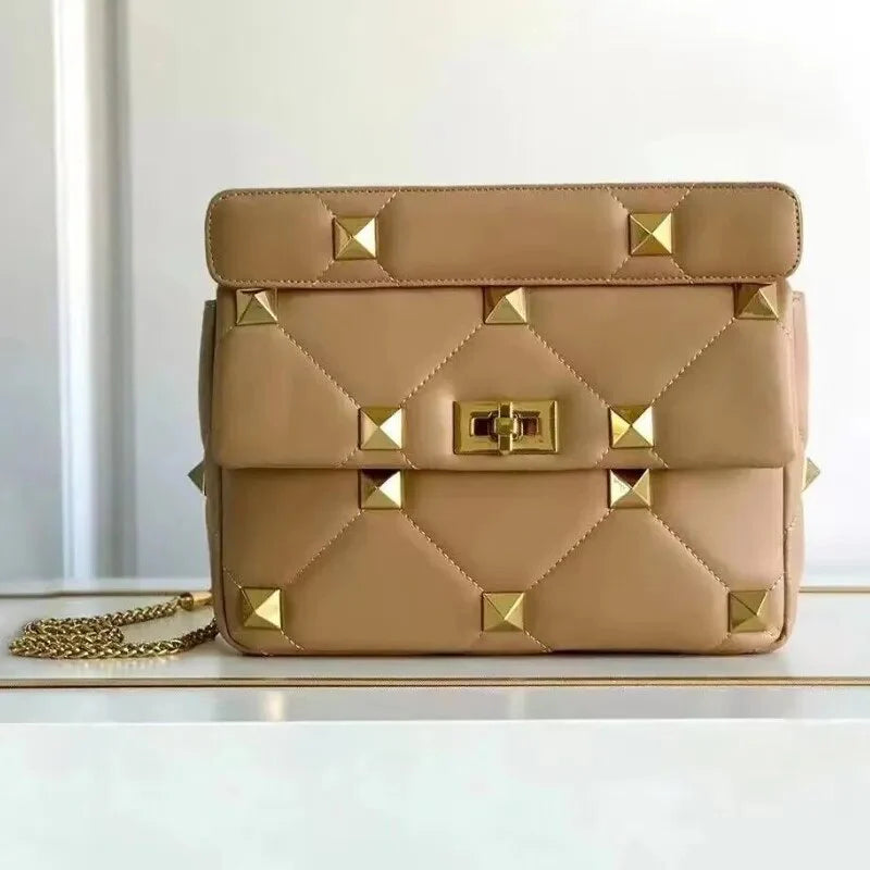 Sac femme en cuir marron avec clous dorés, lanière chaîne, idéal pour toutes occasions