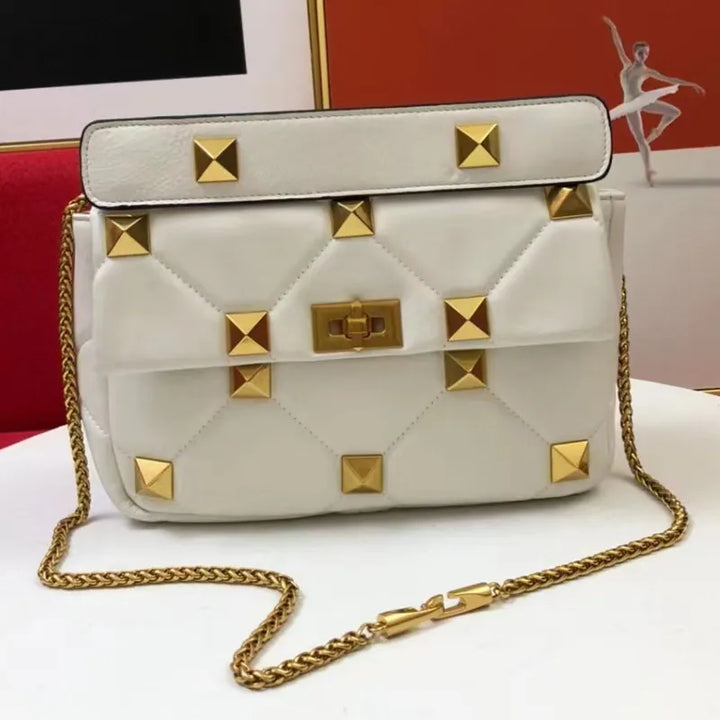 Sac bandoulière élégant en cuir marron, clouté, fermoir métallique, pour un look raffiné