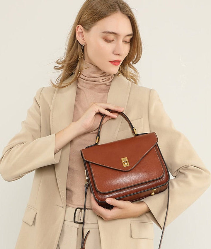 Sac à main femme en cuir vert foncé, silhouette épurée, accessoire idéal pour toute occasion