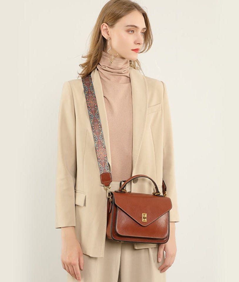 Détail du fermoir doré sur sac bandoulière noir en cuir femme, élégance et solidité
