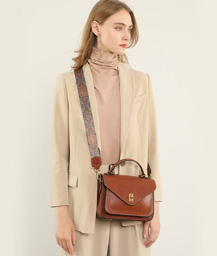 Détail du fermoir doré sur sac bandoulière noir en cuir femme, élégance et solidité