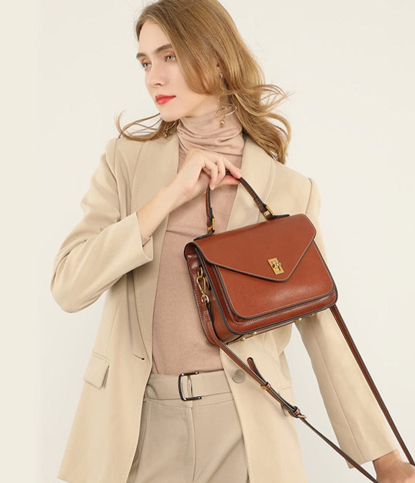 Sac bandoulière en cuir noir avec intérieur spacieux, organisation optimale pour femme