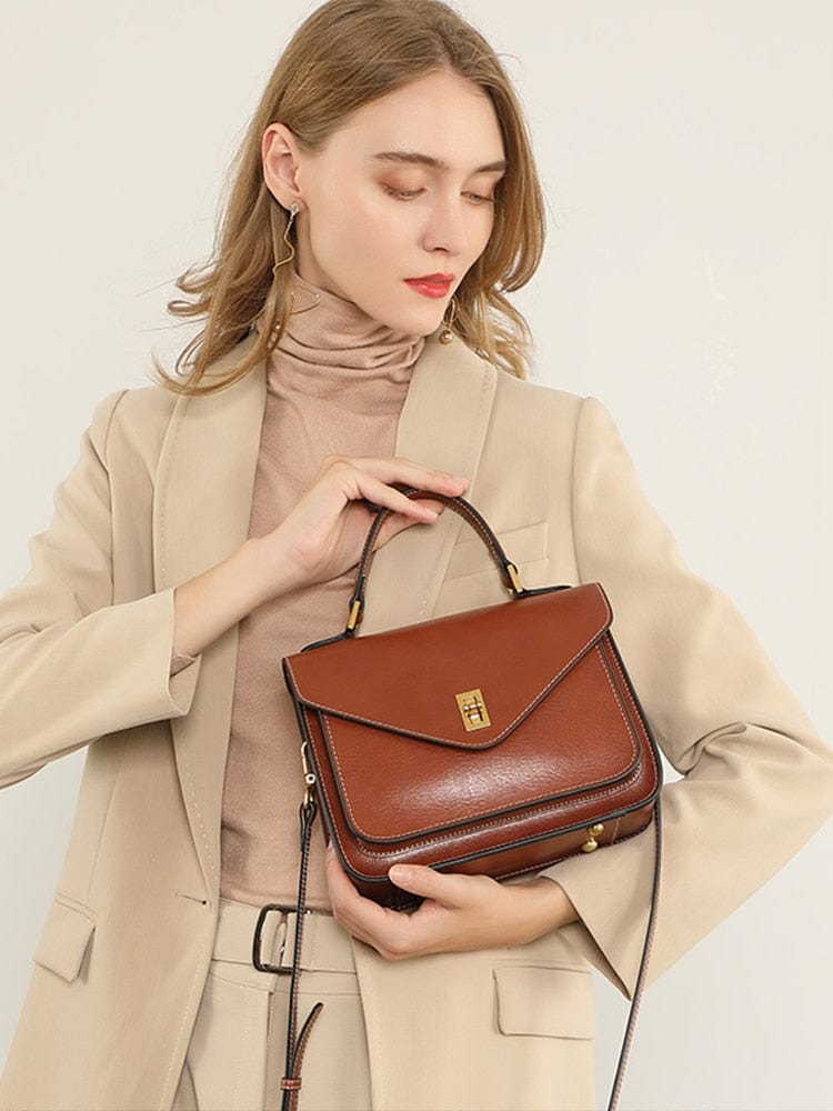 Sac bandoulière tendance en cuir café foncé, accessoire chic pour femme, idéal quotidien