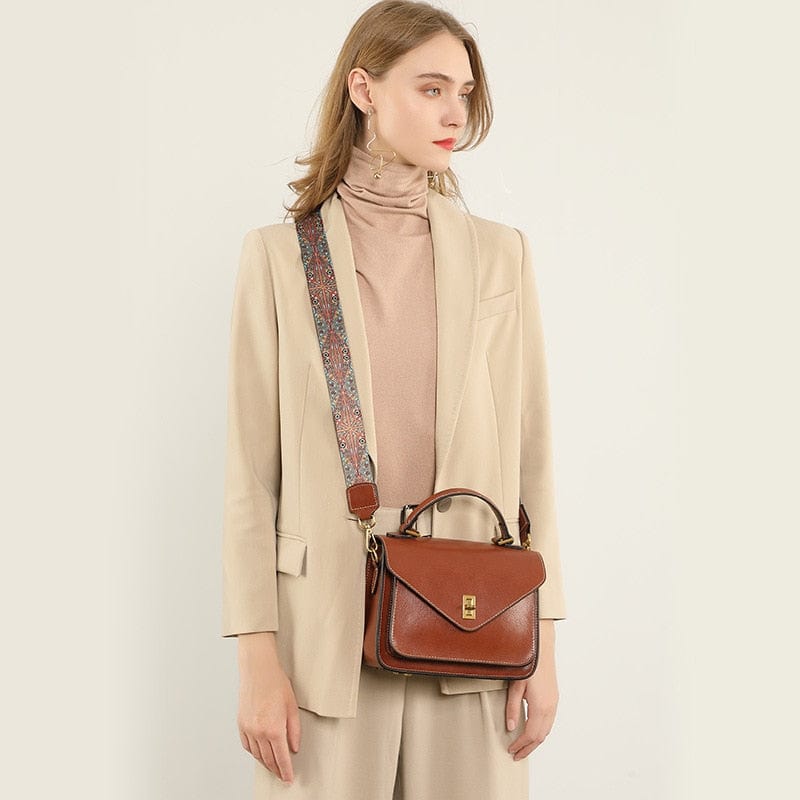 Sac bandoulière en cuir pour femme, coloris café foncé, fermoir discret, design polyvalent