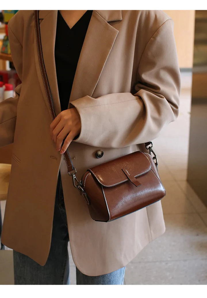 Sac à bandoulière femme en cuir PU camel, avec bandoulière ajustable. Idéal pour le quotidien, allie élégance et praticité.
