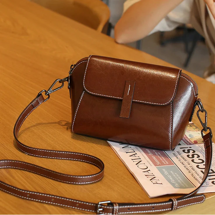 Sac à bandoulière femme en cuir PU marron, design spacieux. Idéal pour organiser vos essentiels avec élégance au quotidien.