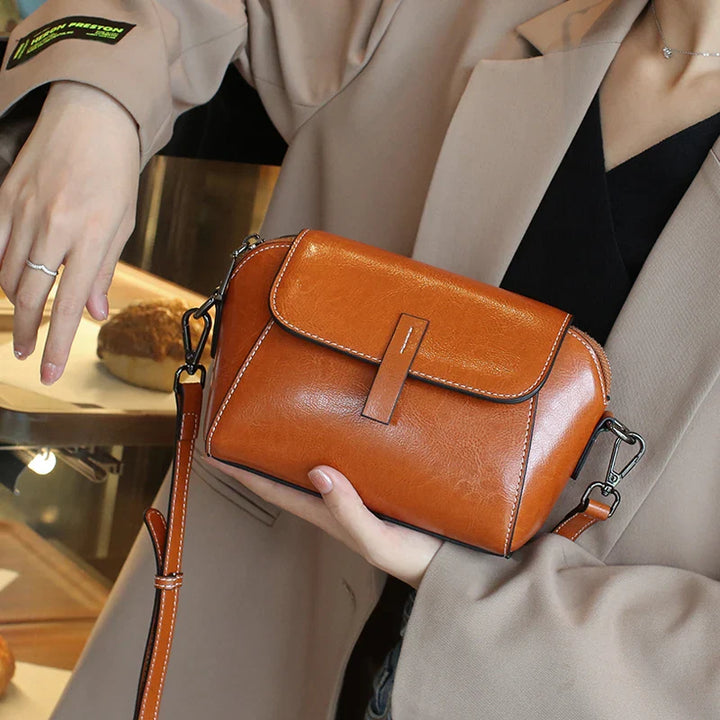 Détail du sac à bandoulière femme en cuir PU camel, texture raffinée. Un accessoire élégant et pratique pour le quotidien.