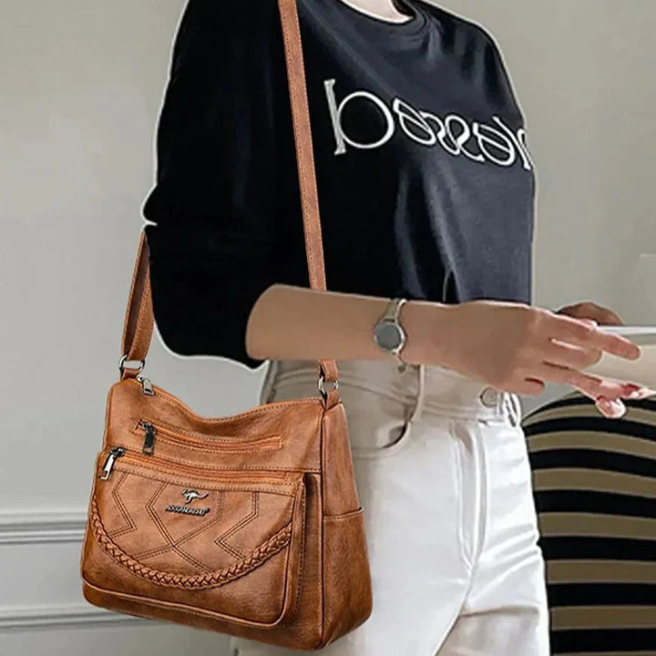 Sac femme en cuir souple, design chic et polyvalent, idéal pour toutes occasions.