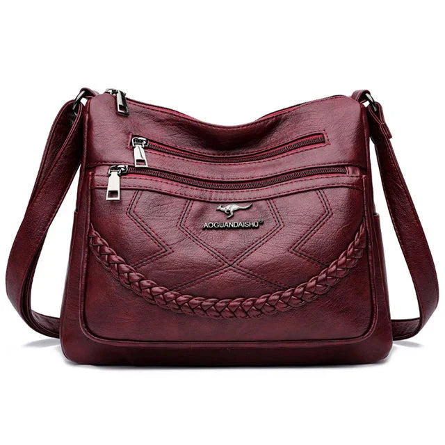 Sac femme chic en cuir souple, design polyvalent et organisation optimale, mode urbaine.