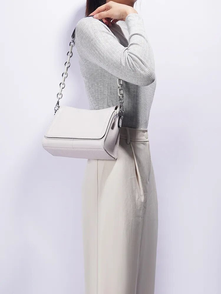 Sac bandoulière femme en cuir végétalien noir, design élégant et chic, idéal pour sorties.