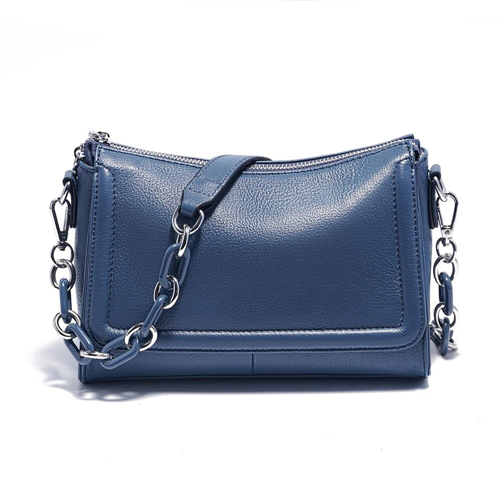 Pochette femme élégante en cuir végétalien, sac bandoulière chic avec bandoulière réglable.