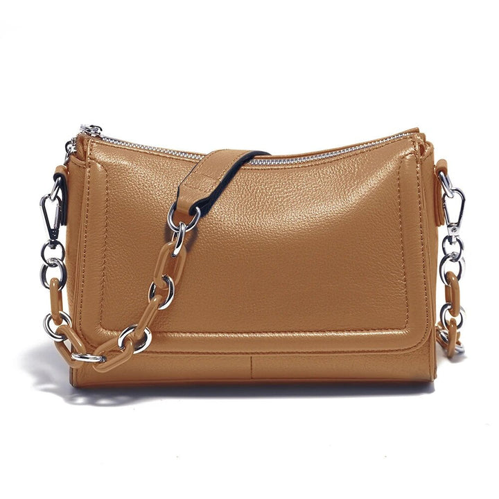 Sac bandoulière femme, vue de face, texture cuir végétalien, style intemporel et sophistiqué.