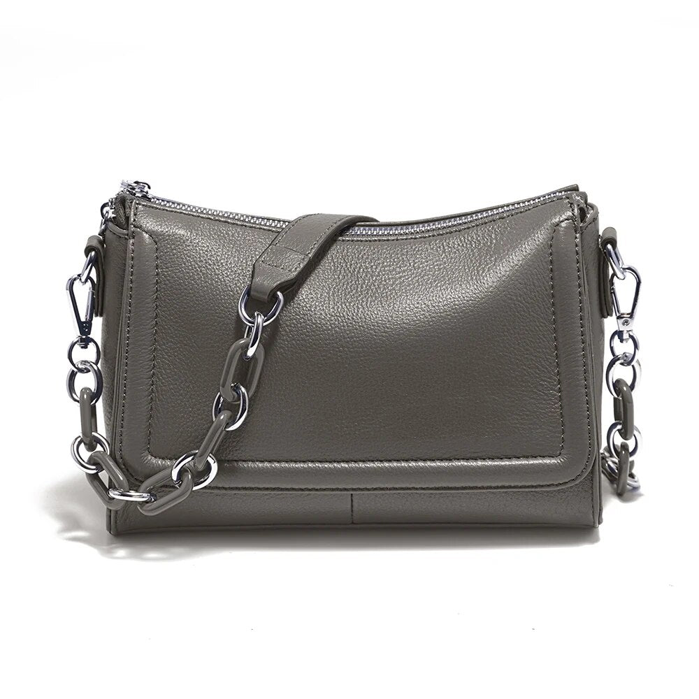 Sac chic femme en cuir végétalien, fermeture éclair dorée, accessoire mode parfait pour soirée.