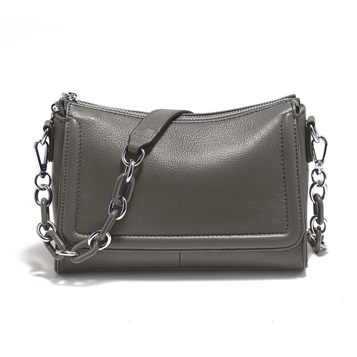 Sac chic femme en cuir végétalien, fermeture éclair dorée, accessoire mode parfait pour soirée.