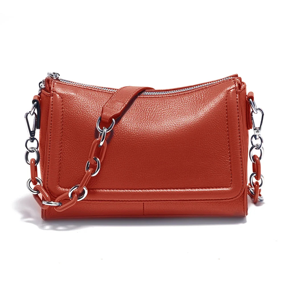 Élégant sac femme en cuir végétalien bleu marine, bandoulière fine, parfait pour les tendances.