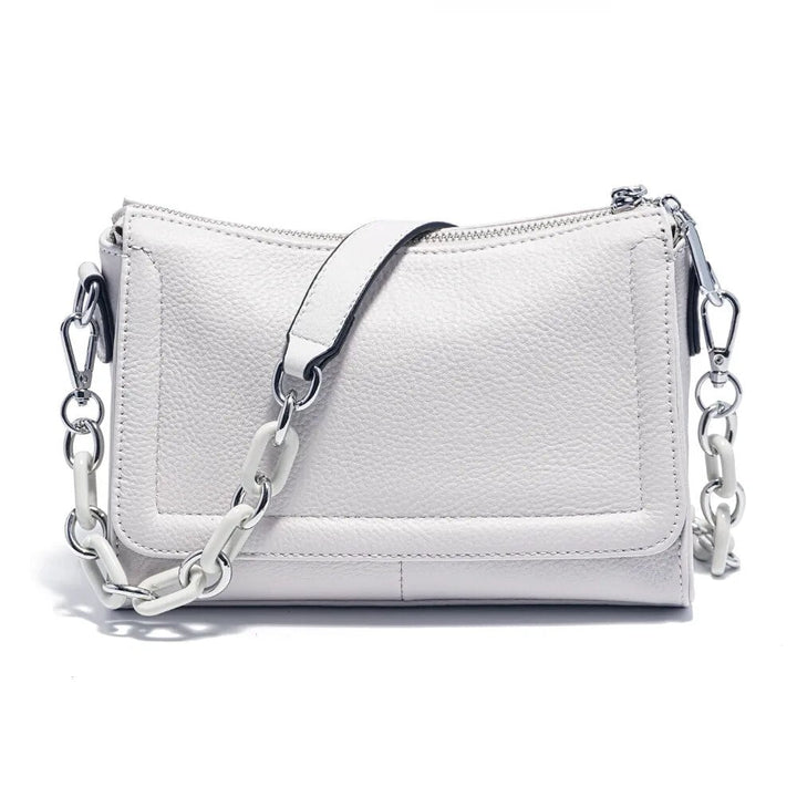 Sac femme en bandoulière en cuir végétalien, détails coutures fines, look chic et contemporain.