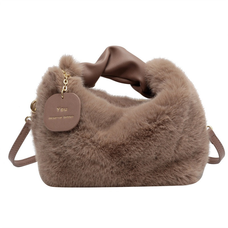 Sac bandoulière femme en fausse fourrure beige/blanche, accessoire chic et douillet pour l'hiver.