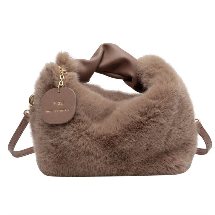 Sac bandoulière femme en fausse fourrure beige/blanche, accessoire chic et douillet pour l'hiver.