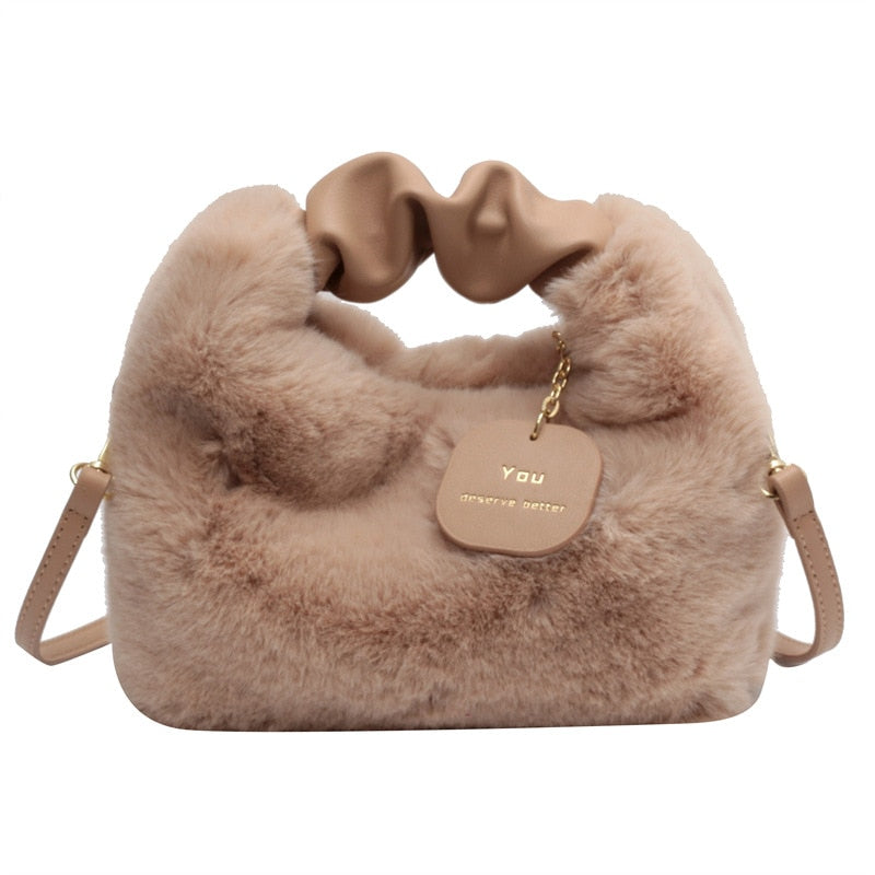 Sac bandoulière femme rose douillet en fausse fourrure, peut être porté main, accessoire chic.