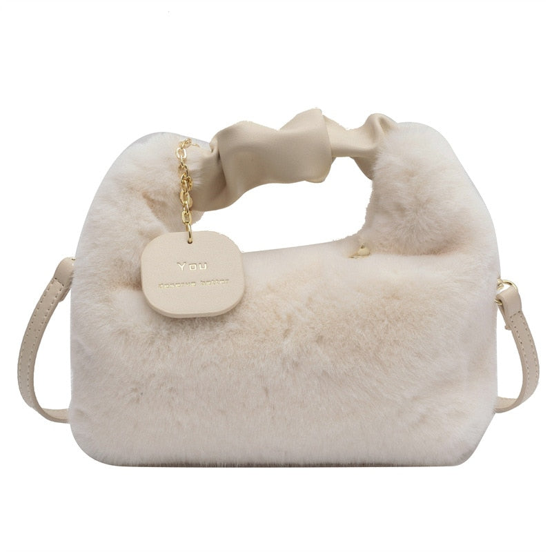 Sac à bandoulière luxe éthique en fausse fourrure beige, accessoire femme hivernal et confortable.