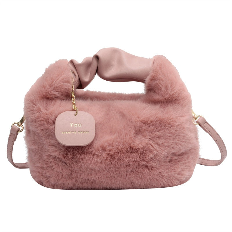 Sac femme chic et douillet en fausse fourrure blanche, parfait pour l'hiver, élégant porté épaule.