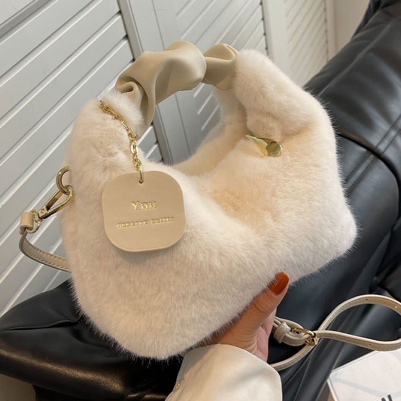 Sac bandoulière en fausse fourrure marron, un accessoire femme mode hiver respectueux et tendance.